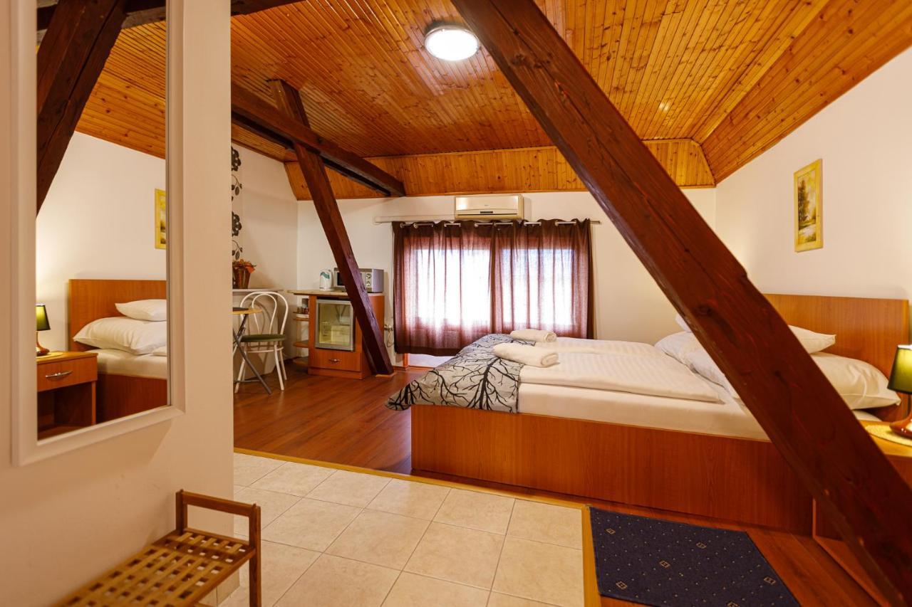 Bed and Breakfast Central Panzio Gyula Exterior foto