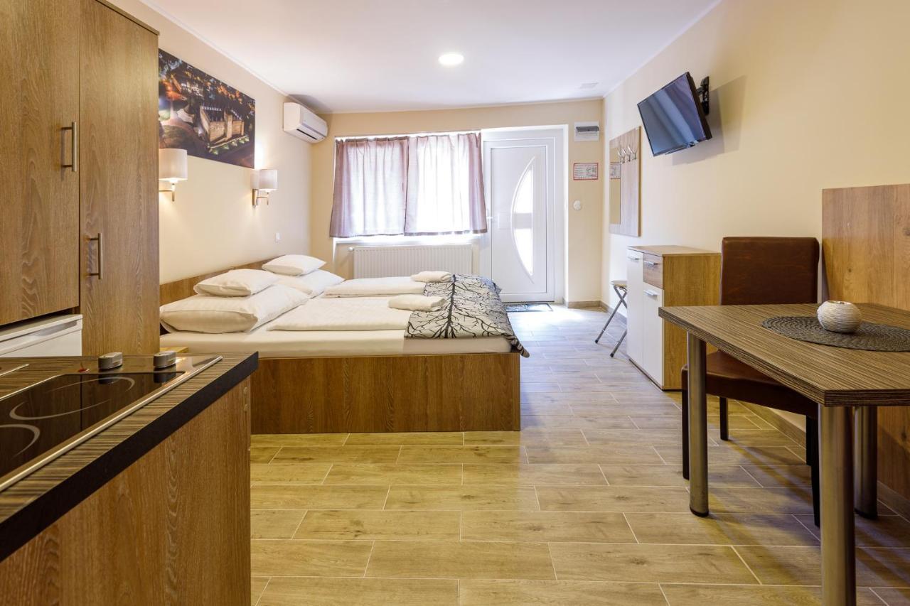 Bed and Breakfast Central Panzio Gyula Exterior foto