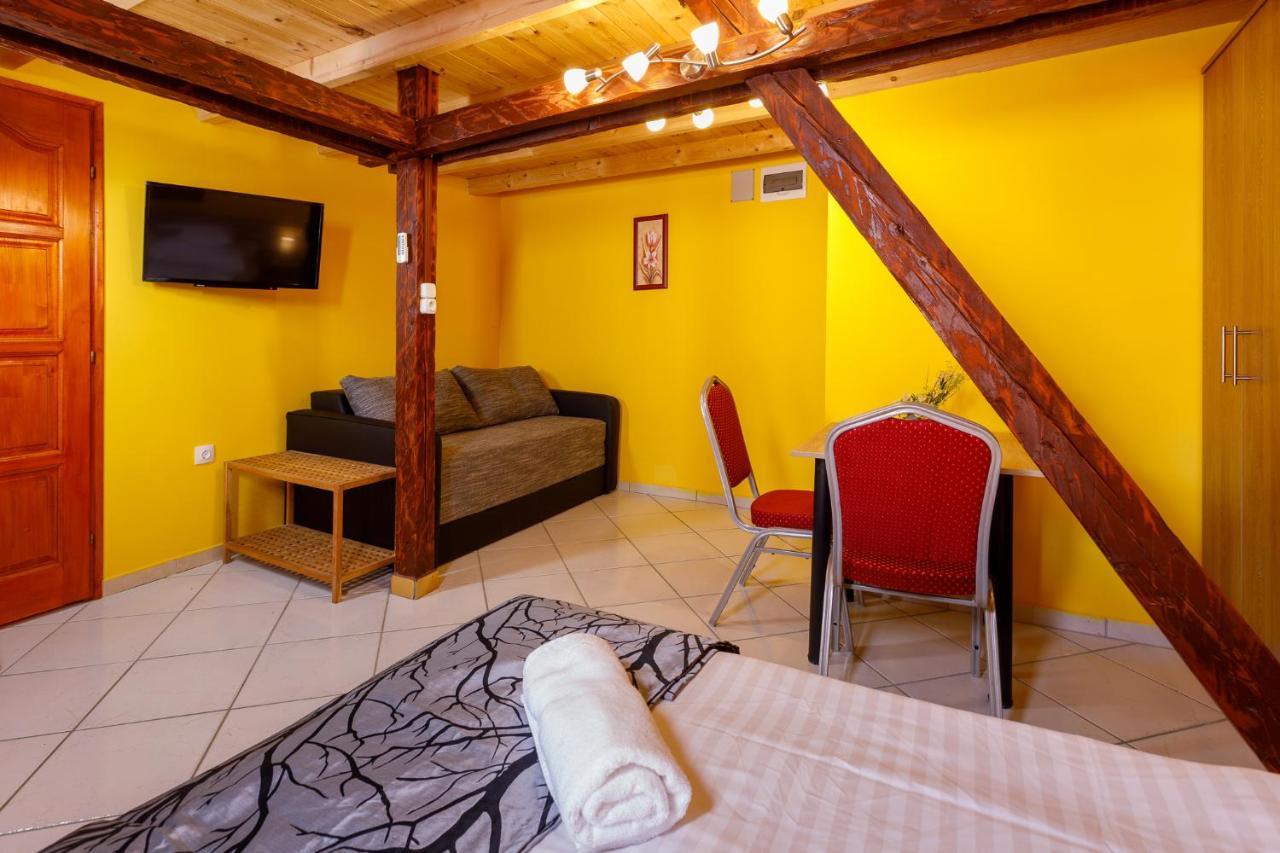 Bed and Breakfast Central Panzio Gyula Exterior foto