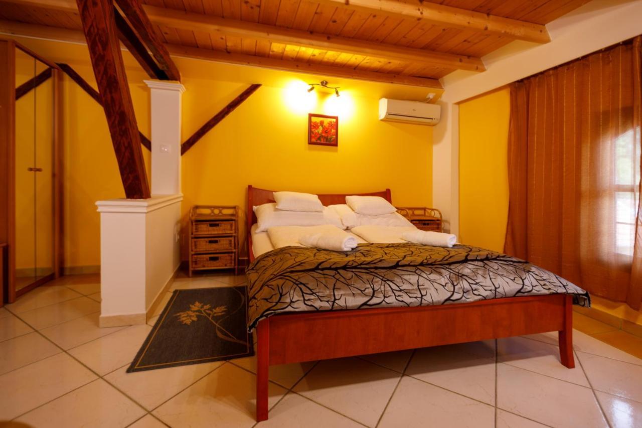 Bed and Breakfast Central Panzio Gyula Exterior foto