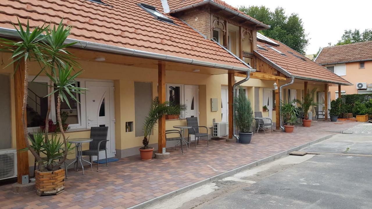 Bed and Breakfast Central Panzio Gyula Exterior foto